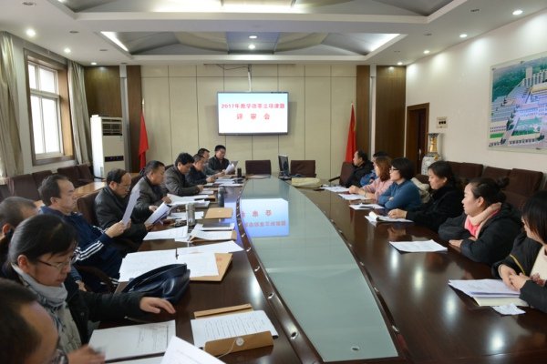 评审会专家组由副校长李小六为组长的9